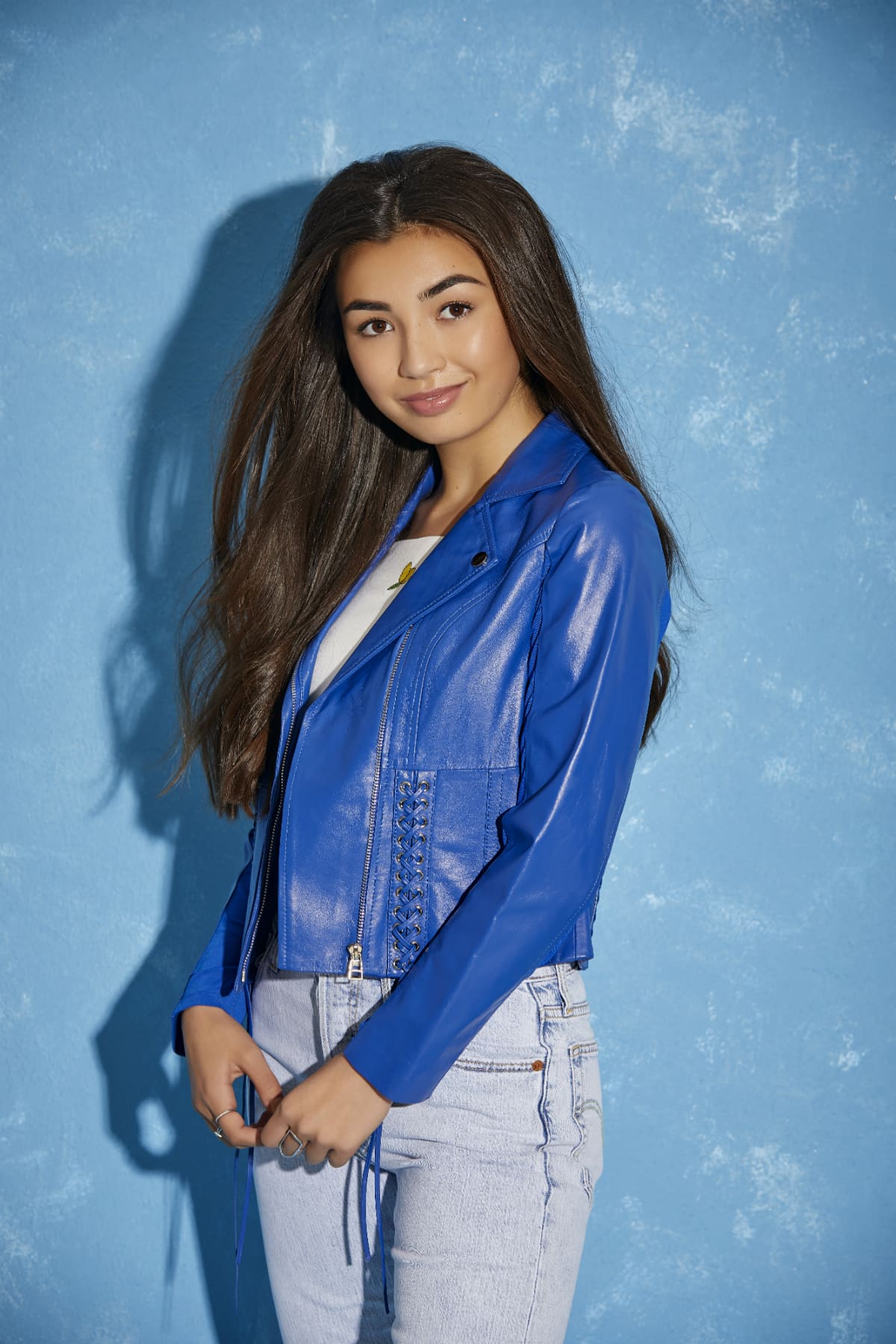 Photographer: Mario Barberio (@mariobarberiophotos)
Makeup: Robert Bryan (@robertti)
Hair: J Michael (@jmichael_hair)
Styling: Cat Wright (@catwrightstyle)
Jacket: Ego Soleil @egosoleil
Top: LoBe Moss x PacSun @pslo@emoss
Jeans: Levi’s @levis