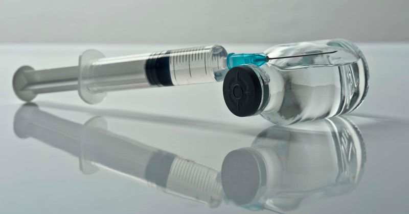 Australian doctor Rachel Heap's pro-vaccination sign sparks social media debate
