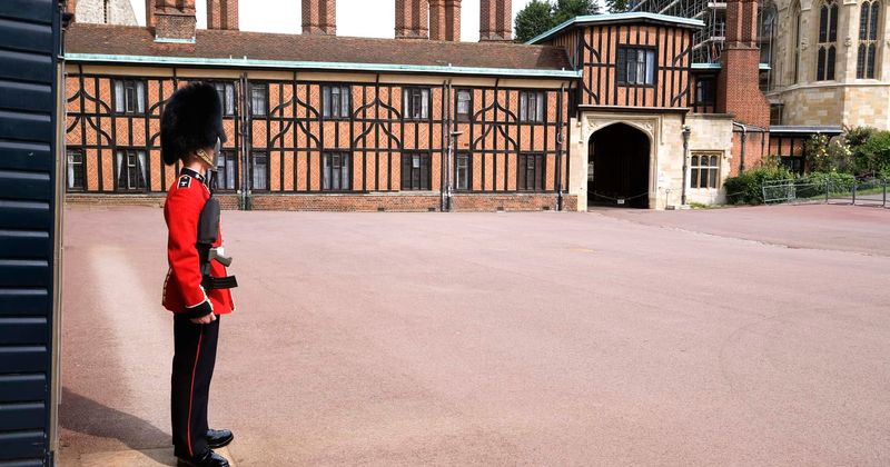Royal guard outside Windsor Castle "loses cool," shoves female tourist standing in his way