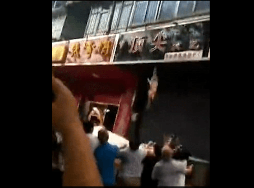 Image shows neighbors trying to catch the children in a bedsheet. (Twitter)