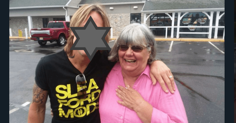 Big-hearted woman helps man short on cash to pay for his food, but has no clue who he really is