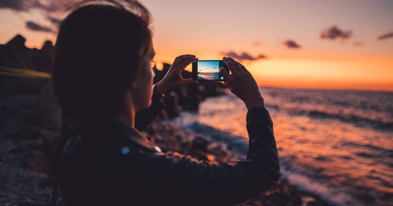 Man goes to take a photo of his girlfriend on the beach, stops, looks around, then takes the most IRONIC pic ever!
