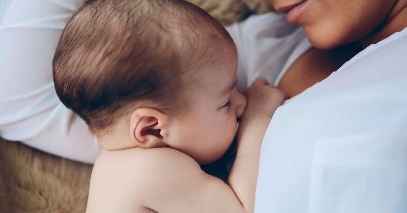 Supercop 'breastfeeds' malnourished baby after doctors are "too busy" to help