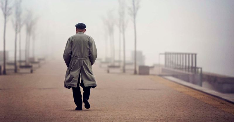98-year-old man walks 6 miles every day to visit paralyzed wife in hospital