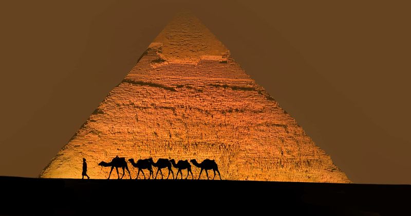 British couple die during Egyptian holiday, as 300 tourists evacuated from hotel over "raised level of illness"