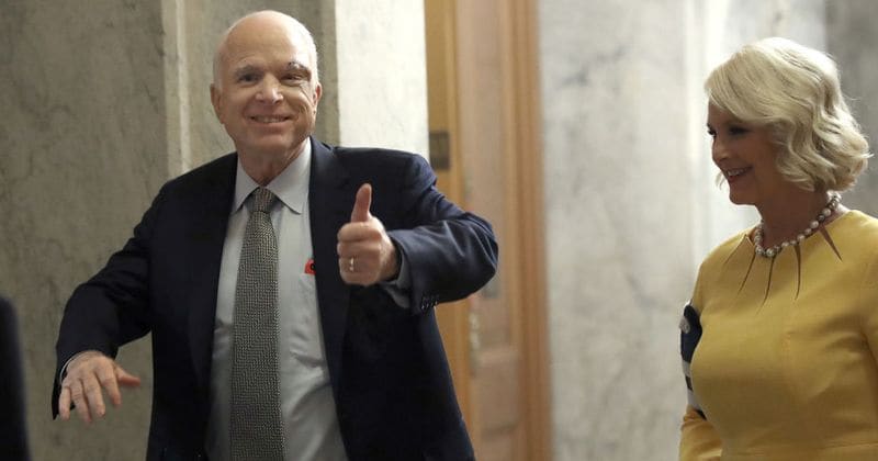 John McCain to discontinue brain cancer treatment, as family rallies around him
