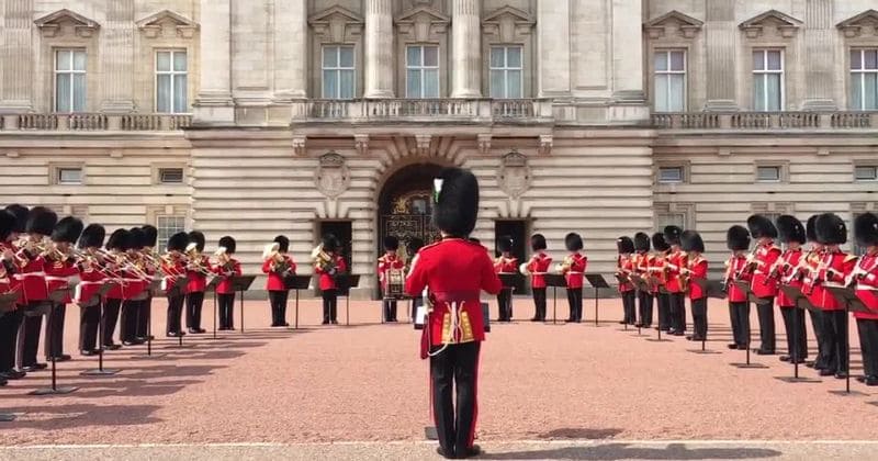 Aretha Franklin: Buckingham Palace plays 'Respect' to honor late music icon