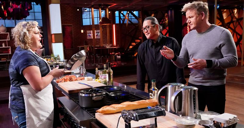 'MasterChef' judge Joe Bastianich helps contestant Renee salvage her pasta from the trash can and fans are disgusted