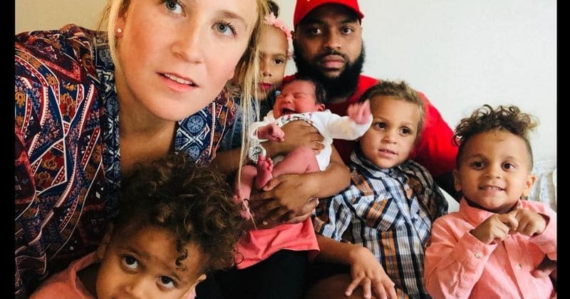 Mother gives birth to baby girl in the car while her kids look on