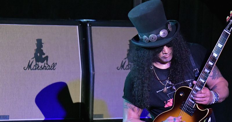Slash says hip-hop has become "generic" and he likes the fact that "rock isn't mainstream anymore"