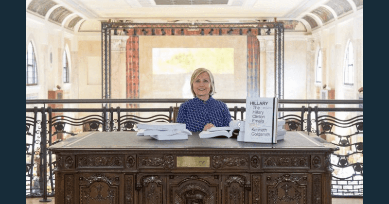 Hillary mocked for reading her mails at art event and justifying it saying it is 'proof that nothing wrong' can be found