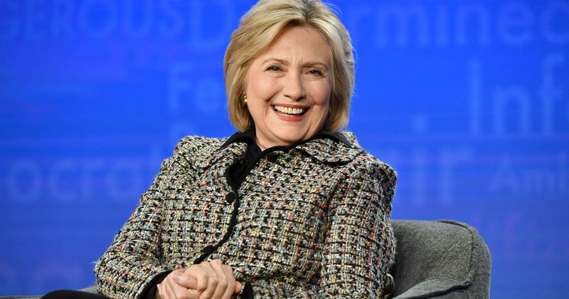 Hillary mocked for reading her mails at art event and justifying it saying it is 'proof that nothing wrong' can be found
