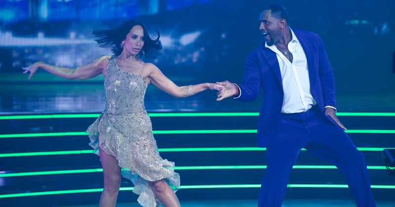 'Dancing With The Stars' season 28 premiere: Ray Lewis has fans praising his performance, slamming judges' scores