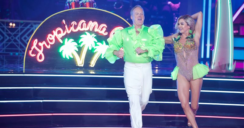 'Dancing With the Stars' (DWTS) Season 28: Sean Spicer roasted after he blinds fans in neon green shirt for debut performance