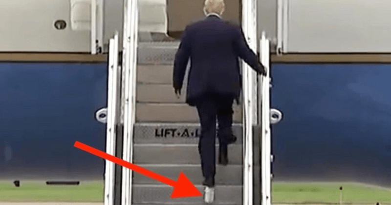 ÚS president Donald Trump Trump boards Air Force One with toilet paper stuck to his shoe