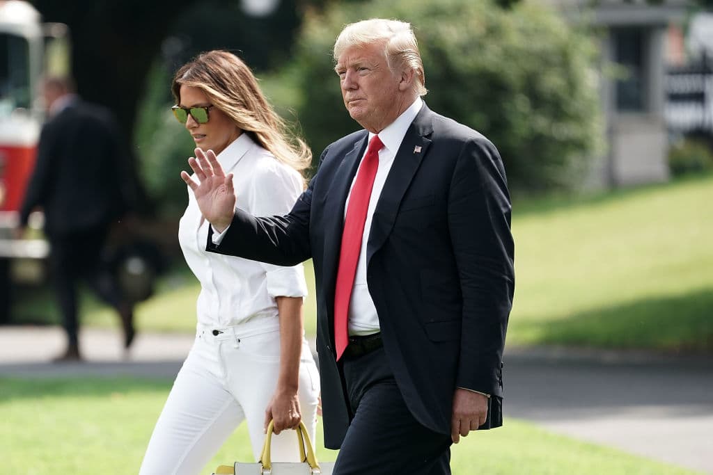 Donald Trump (R) walks with Melania Trump (L) towards Marine One on the South Lawn of the White House July 27, 2018 in Washington, DC. (Photo by Alex Wong/Getty Images)