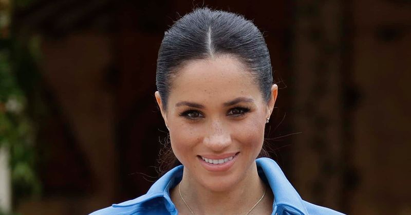 Meghan Markle rushes back into cafe and brings leftover cakes for schoolchildren waiting outside for her