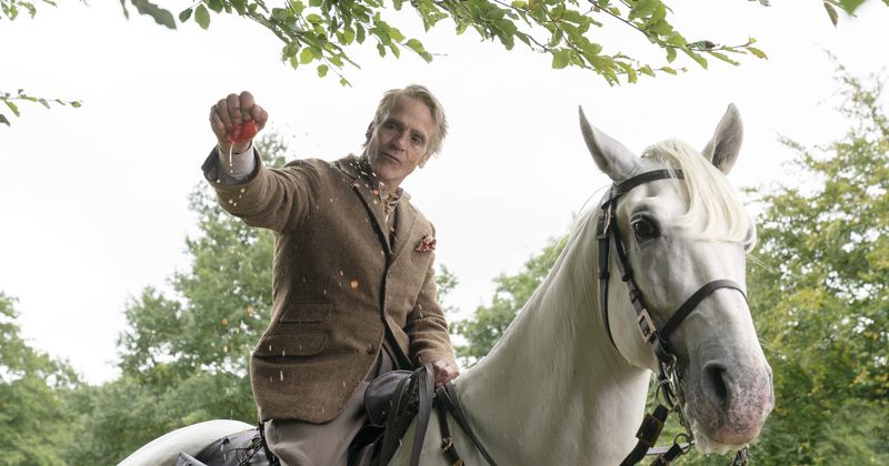 'Watchmen' Episode 2 hints at possibility of Lord of a Country Manor being imprisoned by Dr Manhattan on Mars
