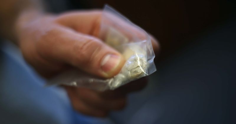 12-year-old girl dials 911 after mom overdoses on heroin while driving with three children in car: 'My mom won't wake up'