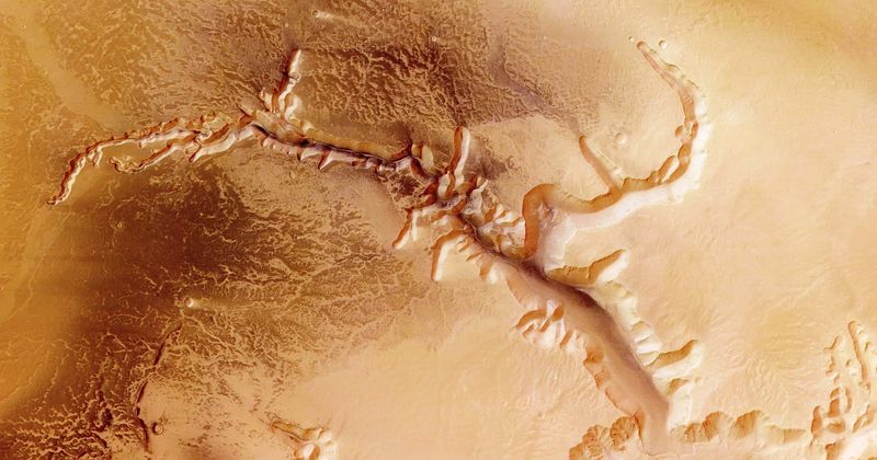 NASA's Curiosity captures vast emptiness of desolate Mars horizon, even as it searches for signs of life