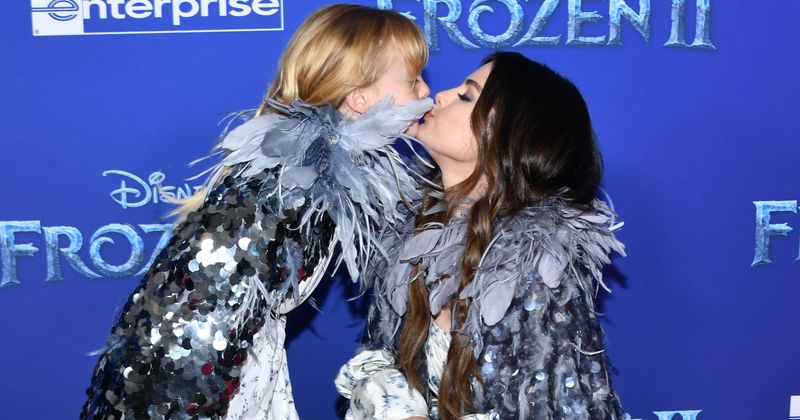 Selena Gomez and six-year-old sister Gracie Teefey show up at 'Frozen 2' premiere in matching outfits, share kiss