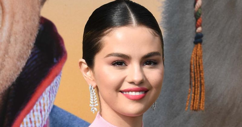 Selena Gomez and six-year-old sister Gracie Teefey show up at 'Frozen 2' premiere in matching outfits, share kiss