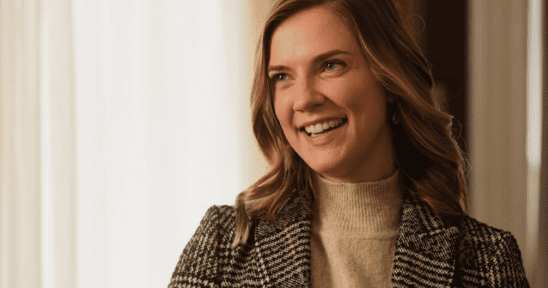 'The Christmas Temp': fecha de lanzamiento, trama, elenco y todo lo demás sobre el próximo romance navideño de Lifetime
