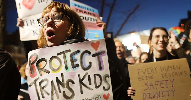Chicago school district allows transgender students unrestricted locker-room access: 'It's a great first step'