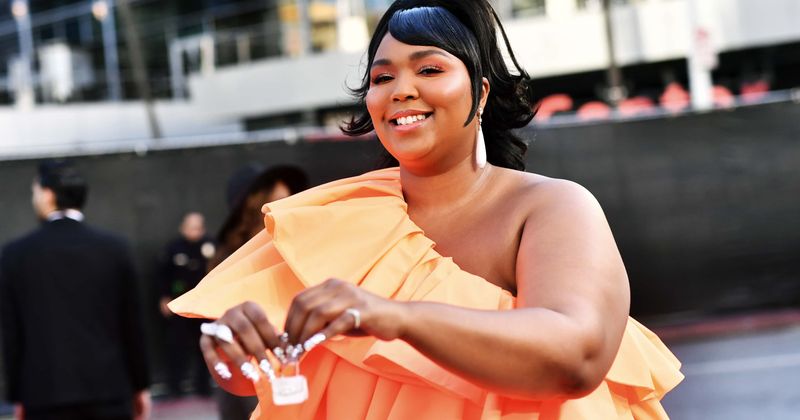 AMAs 2019: 'What did you put inside?' Fans ask Lizzo after her tiny white purse becomes a huge hit on the red carpet