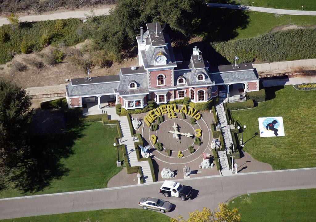 An aerial photo shows a Santa Barbara County Sheriff's vehicle in front of singer Michael Jackson's Neverland Ranch November 18, 2003 outside of Santa Barbara, California. Police armed with a search warrant swarmed Jackson's sprawling home in the Santa Ynez Valley. One media report said the warrant was tied to allegations brought by a 12-year-old boy. (Photo by Frazer Harrison/Getty Images)