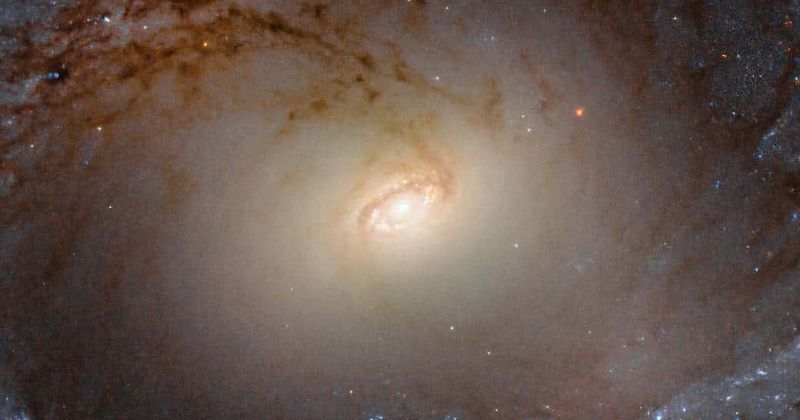 NASA's Hubble telescope snaps stunning close-up shot of 'flying saucer' galaxy 85 million light-years away