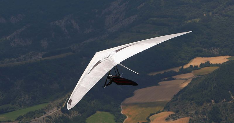 Glider pilot miraculously survives after harness unhooks mid-air, causing him to hold on for dear life