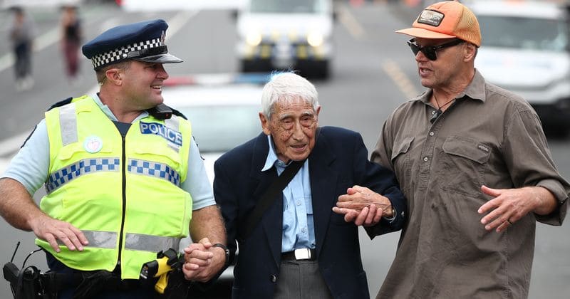 95-year-old World War II veteran catches four buses to attend rally in support of Christchurch mosque victims