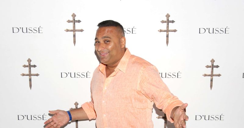 'Deported', otro especial cómico cansado de Russell Peters con estereotipos raciales fallecidos y homofobia