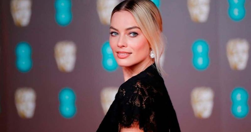 BAFTAs 2020: Margot Robbie reads out Brad Pitt's jokes about Brexit and Megxit and fans call it a 'savage' move