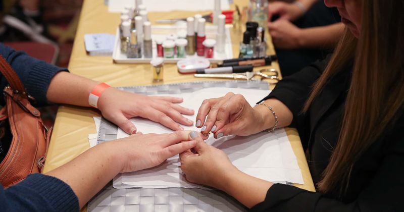 Women defy social distancing advice, cram into nail salons for treatment before coronavirus lockdown