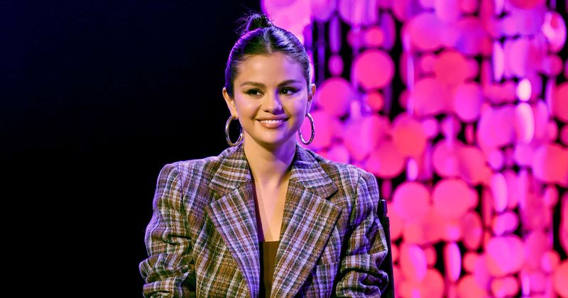 Selena Gomez reveals bipolar diagnosis to Miley Cyrus in online chat, fans laud her bravery and love the reunion