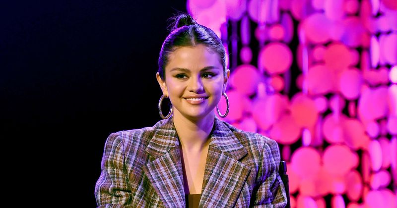 Selena Gomez turns dates into frogs in video for 'Boyfriend' and fans are all for it: 'Men don't deserve her'