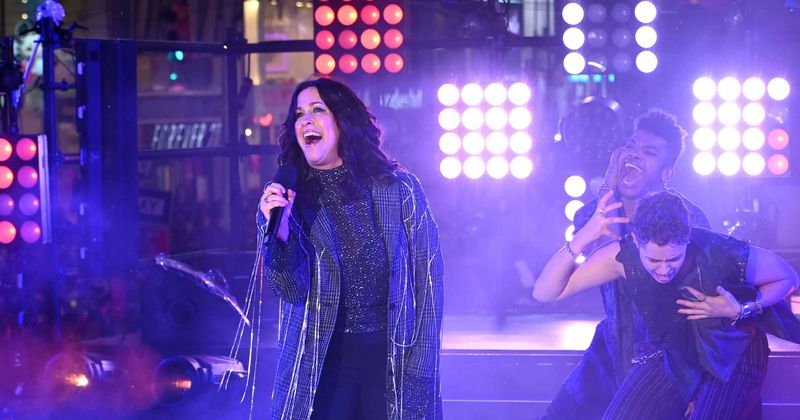 Alanis Morissette hosts 'Jagged Little Pill' musical livestream, fans blown away by 'superb showmanship'