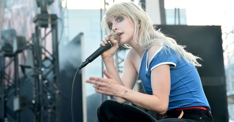 Hayley Williams does a stripped-down cover of SZA's 'Drew Barrymore', fans love how she sings those low notes