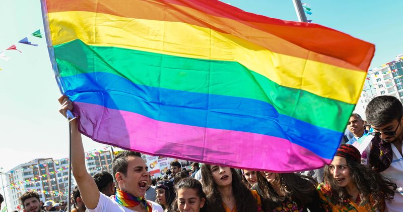 What is a 'Straight Lesbian'? Strange label trends after it's added to LGBTQ+, internet asks 'isn't that just bi'