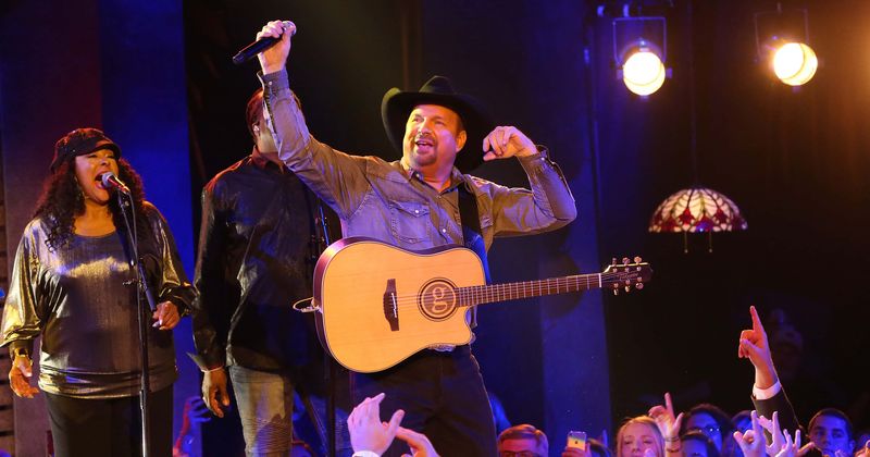 'CMA Best Of Fest': Garth Brooks's electrifying acoustic set from the 2017 event has fans waxing nostalgic