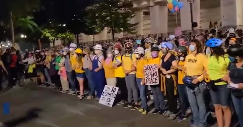 #PortlandStrong: Women form ‘Wall of Moms’ to protect protesters, Internet says ‘no peace until Trump’s gone’