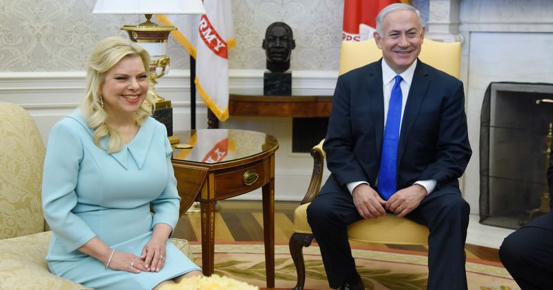 Does Benjamin Netanyahu bring dirty clothes to the White House to avail free laundry service on official visits?