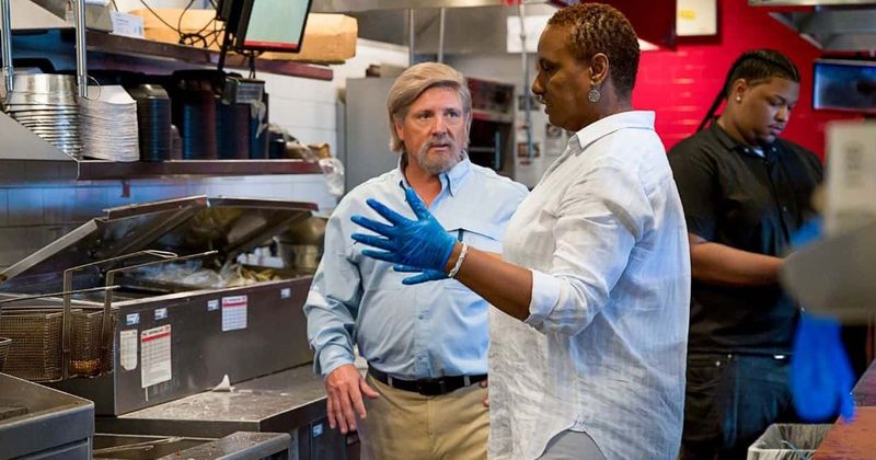 'Undercover Boss' Season 11: Ray rewards hardworking employees of TGI Fridays with promotions and money