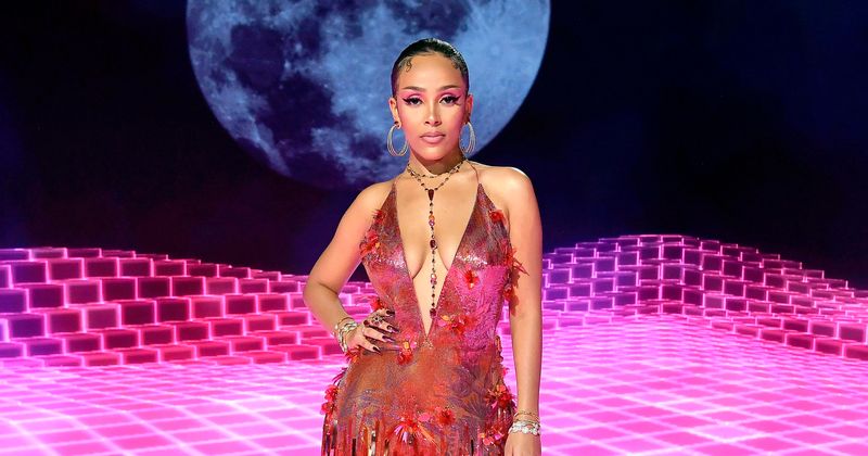 2020 Billboard Music Awards: Doja Cat slays with 'Juicy' in medley, excited fans say 'truly organic come up'