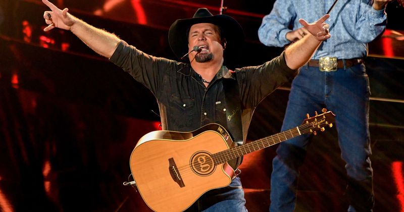 'Who is Garth Brooks?' ask trolls after Billboard Awards, irate fans wonder 'how people never heard' of the icon