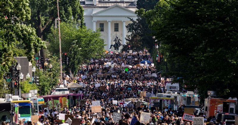 BLM protesters clash with cops as thousands gather outside White House, threaten to stay for weeks if Trump wins