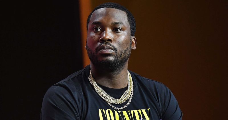 What is Meek Mill worth? Rapper gives street kids $20 bill to split, Internet says ‘never seen such stupidity’