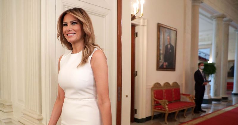 Melania Trump's thank-you notes to White House staff were ghostwritten 'in her voice', she just signed them
